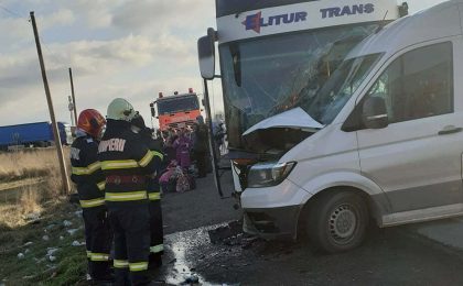 Accident grav în vestul țării: un autocar, un microbuz și un autoturism s-au ciocnit
