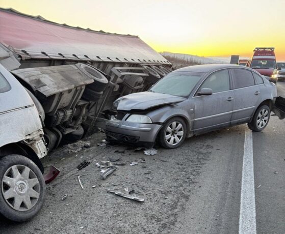 Accident mortal în județul Timiș. Un autotren a intrat în două autoturisme parcate (foto)
