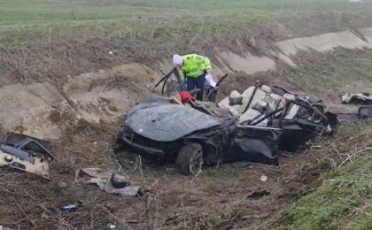 Nenorocire pe un drum din România! Trei bărbaţi au murit pe loc, dupa ce BMW-ul în care se aflau s-a răsturnat în şanţ