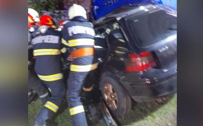 Accident cu 4 morți în Banat, după ce o mașină s-a izbit puternic de un TIR