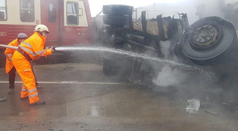 Accident îngrozitor în Timiş: un camion a luat foc după ce a fost izbit de tren. Foto