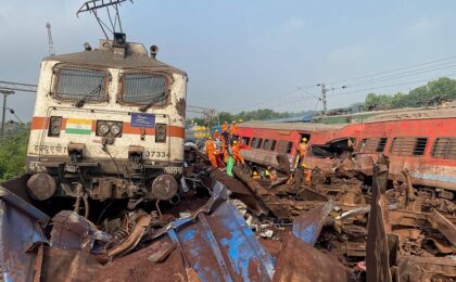 Tragedie feroviară în India: peste 230 de oameni au murit și 900 au fost răniți într-un accident de tren