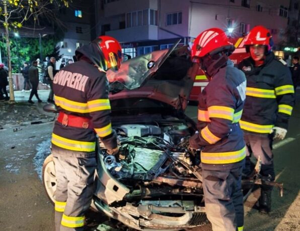 Impact violent între două maşini, şofer luat cu salvarea