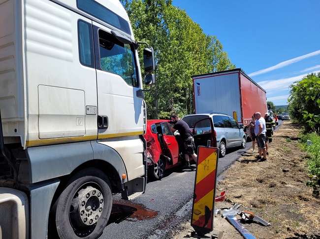 Trafic oprit pe DN 68A în urma unui accident rutier în care au fost implicate patru autovehicule