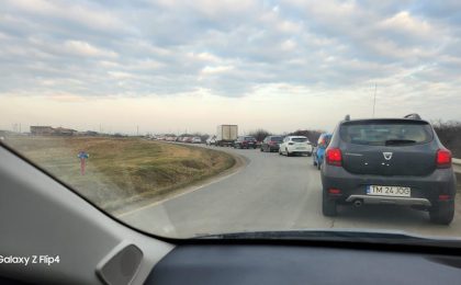 Trafic dat peste cap, o persoană rănită și mai multe mașini avariate, după ce o șoferiță a lovit un autoturism care circula regulamentar