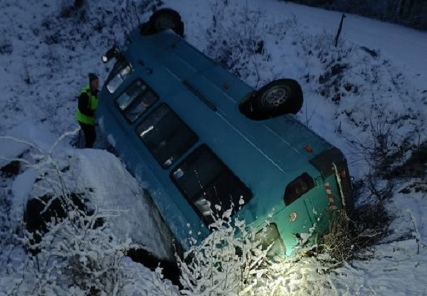 Trei victime, după ce un microbuz s-a răsturnat pe un drum greu practicabil din cauza zăpezii