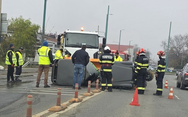 Utilaj al societăţii de salubritate SaluT, răsturnat între Timişoara şi Giroc (foto) 1 Utilaj al societăţii de salubritate SaluT, răsturnat între Timişoara şi Giroc (foto)
