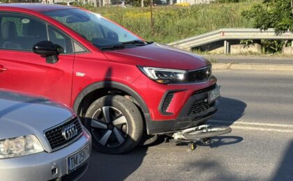Băiețel de 7 ani, lovit de o mașină la Giroc. Traversa strada pe bicicletă, pe trecerea pentru pietoni
