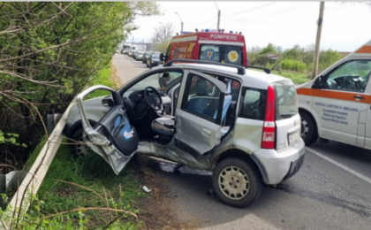 Trei persoane au fost rănite în urma coliziunii dintre două autoturisme
