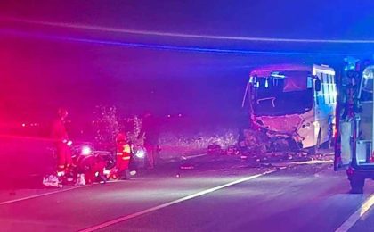 Accident tragic în județul Hunedoara: două persoane au decedat în urma impactului dintre un autoturism și un autocar. Alte 20 au fost rănite