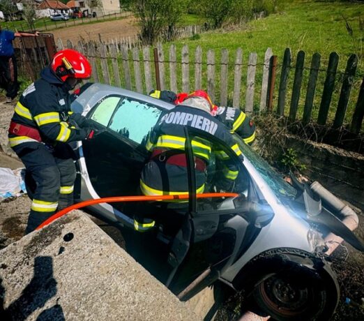 Accident deosebit de grav în județul Hunedoara. O persoană a decedat, două au fost rănite, una dintre victime fiind transportată la un spital din Timișoara