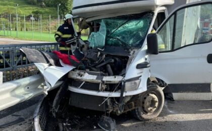 O camionetă cu trei persoane la bord s-a izbit violent de un cap de pod