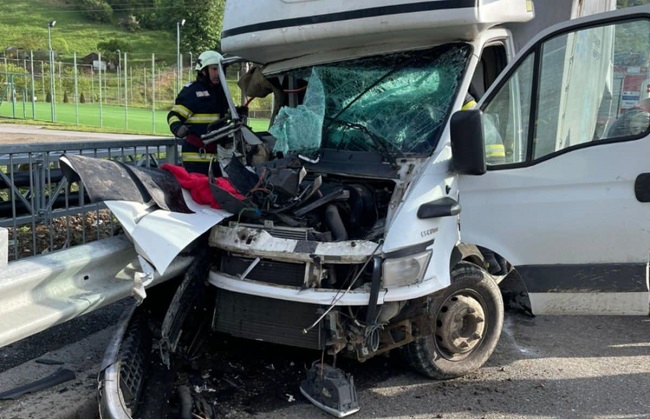 O camionetă cu trei persoane la bord s-a izbit violent de un cap de pod