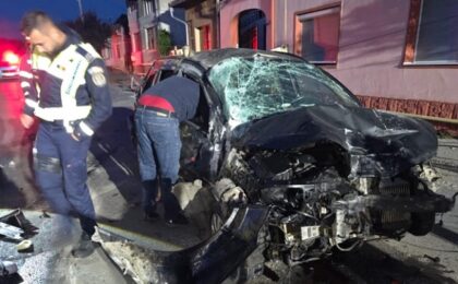 Patru persoane au fost rănite după ce o mașină a lovit o conductă de gaz și un stâlp de curent