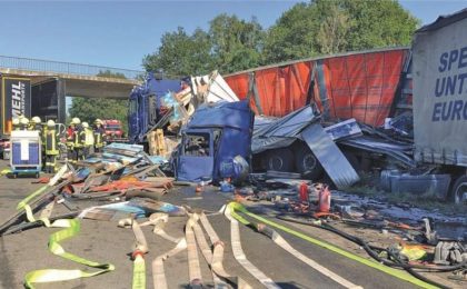 Un şofer român a zburat cu cabina de pe şasiu, în Germania. Trei TIR-uri implicate în accident 1 accident in Germania