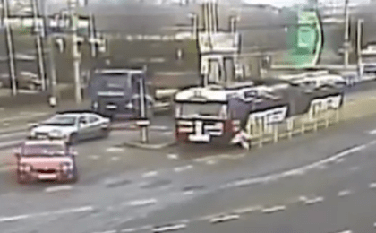 Accident stupid în Timişoara. Un şofer a rămas blocat în propria maşină după ce a virat "pe interzis" şi a fost lovit în plin de tramvai