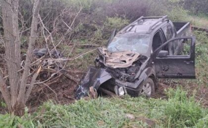 Un accident de circulaţie grav a avut loc, luni, între localităile Lipova și Neudorf, judeţul Arad. Un bărbat în vârstă de aproximativ 50 de ani, aflat la volanul unui autoturism, a părăsit partea carosabilă.