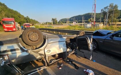 Accident grav, cu trei maşini implicate, în apropiere de Lipova