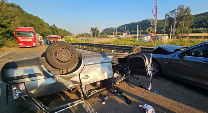 Accident grav, cu trei maşini implicate, în apropiere de Lipova