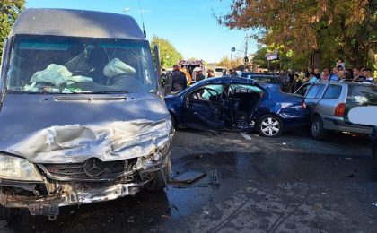 Accident teribil în Lugoj: 2 victime blocate