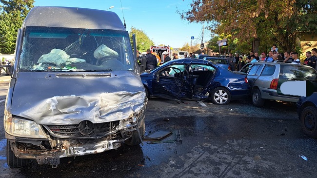 Accident teribil în Lugoj: 2 victime blocate