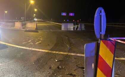 Băiețel în vârstă de 4 ani, rănit grav la Margina. Șoferul a intrat cu mașina în parapeții din beton