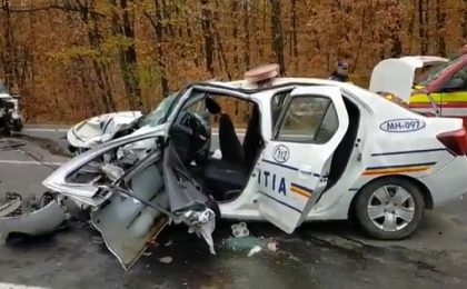 Mașină de poliție făcută praf, după un accident teribil. Autospeciala ar fi intrat în depășire pe linia continuă (video)