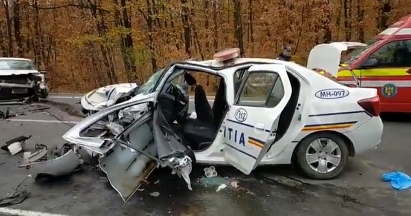 Mașină de poliție făcută praf, după un accident teribil. Autospeciala ar fi intrat în depășire pe linia continuă (video)