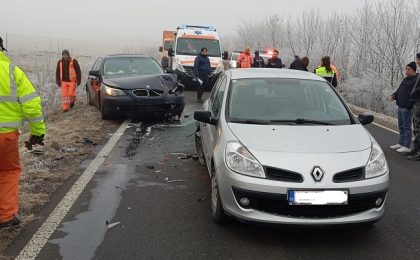 Accident pe şoseaua Timişoara - Reşiţa. Trafic dat peste cap