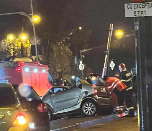Accident în centrul Timișoarei. Un tânăr a intrat cu mașina într-un stâlp