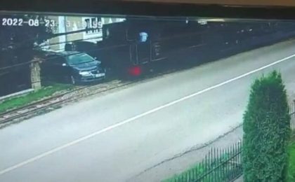 Momentul în care o șoferiță scoate de pe șine mocănița plină cu turiști - video 1 Momentul în care o șoferiță scoate de pe șine mocănița plină cu turiști - video