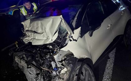 Accident mortal. O șoferiță urmărită a lovit autospeciala poliției, a trecut peste un dispozitiv "spike" și s-a izbit frontal de un camion