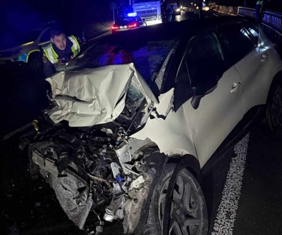 Accident mortal. O șoferiță urmărită a lovit autospeciala poliției, a trecut peste un dispozitiv "spike" și s-a izbit frontal de un camion