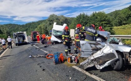 Cum s-a produs accidentul în care a decedat un șofer de 80 de ani, angajat în depășirea mai multor mașini. Ce au stabilit polițiștii