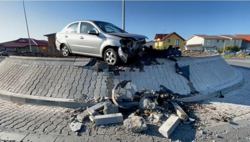 O șoferiță de 79 de ani s-a cocoțat cu mașina pe sensul giratoriu din Moșnița Nouă