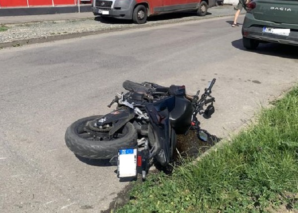 Accident violent între o maşină şi o motocicletă, pe Calea Torontalului