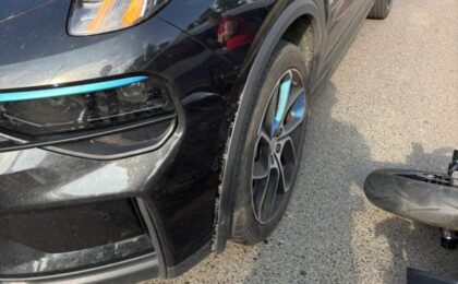 Accident în Timişoara: o motocicletă acroşată de un autobuz s-a izbit de o maşină oprită la semafor