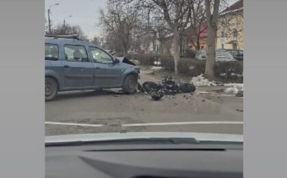 Motociclist în vârstă de 18 ani, accidentat grav de o mașină, la Timișoara 19 Motociclist în vârstă de 18 ani, accidentat grav de o mașină, la Timișoara
