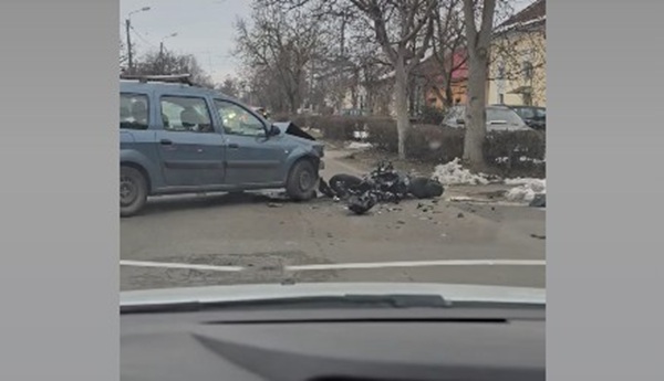 Motociclist în vârstă de 18 ani, accidentat grav de o mașină, la Timișoara