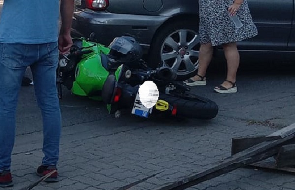 Tânără motociclistă, accidentată grav la Timişoara