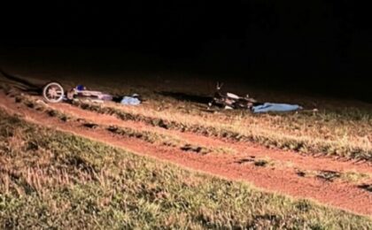 Doi tineri în vârstă de 19 ani au murit, în noaptea de joi spre vineri, motocicletele tip „enduro” pe care le-au condus pe un drum de pământ s-au ciocnit frontal. Poliția Brașov face anchetă.