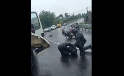 Motociclişti accidentaţi grav pe un drum din vestul ţării