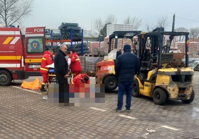 Femeie accidentată mortal de un motostivuitor. Conducătorul utilajului era băut 1 Femeie accidentată mortal de un motostivuitor. Conducătorul utilajului era băut