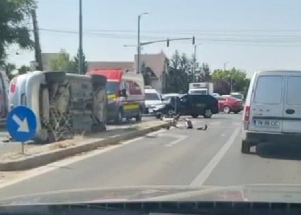 Video! Maşină răsturnată pe Calea Martirilor din Timişoara, în urma unui accident