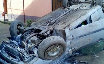 Accident în Timiş: maşină răsturnată, oameni răniţi