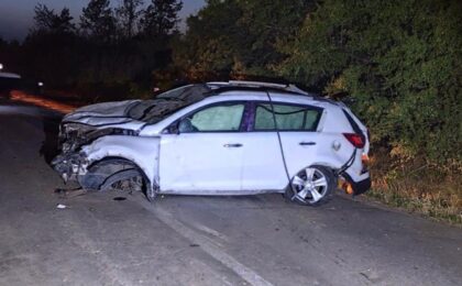 Tânăr fără permis de conducere, mort într-un accident. Pasagera, și ea tânără, a fost rănită grav