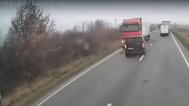 O ipoteză în cazul accidentului cu 7 morţi din Timiş? Volanul microbuzului s-ar fi blocat din cauza sistemului Lane Assist