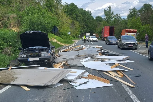 Accident pe DN 6. Unui autotren care transporta plăci i s-au rupt chingile, iar marfa a lovit un autoturism 1 Accident pe DN 6. Unui autotren care transporta plăci i s-au rupt chingile, iar marfa a lovit un autoturism