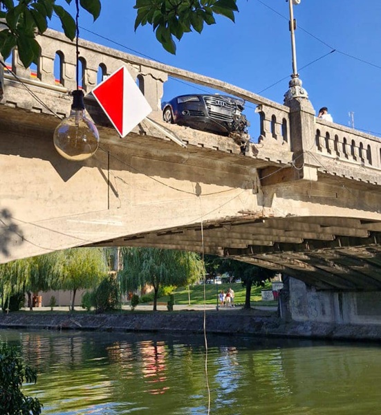 Video! Doi bolizi, la câțiva centimetri de a cădea în Bega, la Timișoara. Ce spune IPJ Timiș