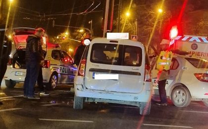 Mașină a Poliției Locale Timișoara, implicată într-un accident. A intrat pe roșu în intersecție, dar avea în funcțiune semnalele luminoase, spune IPJ Timiș